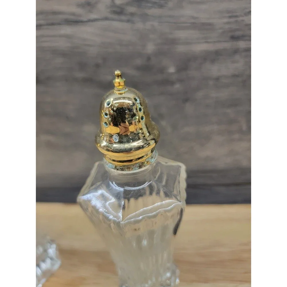 Set of 2 Salt & Pepper Shakers Ribbed Clear Glass Gold Tone Tops Kitchenware
